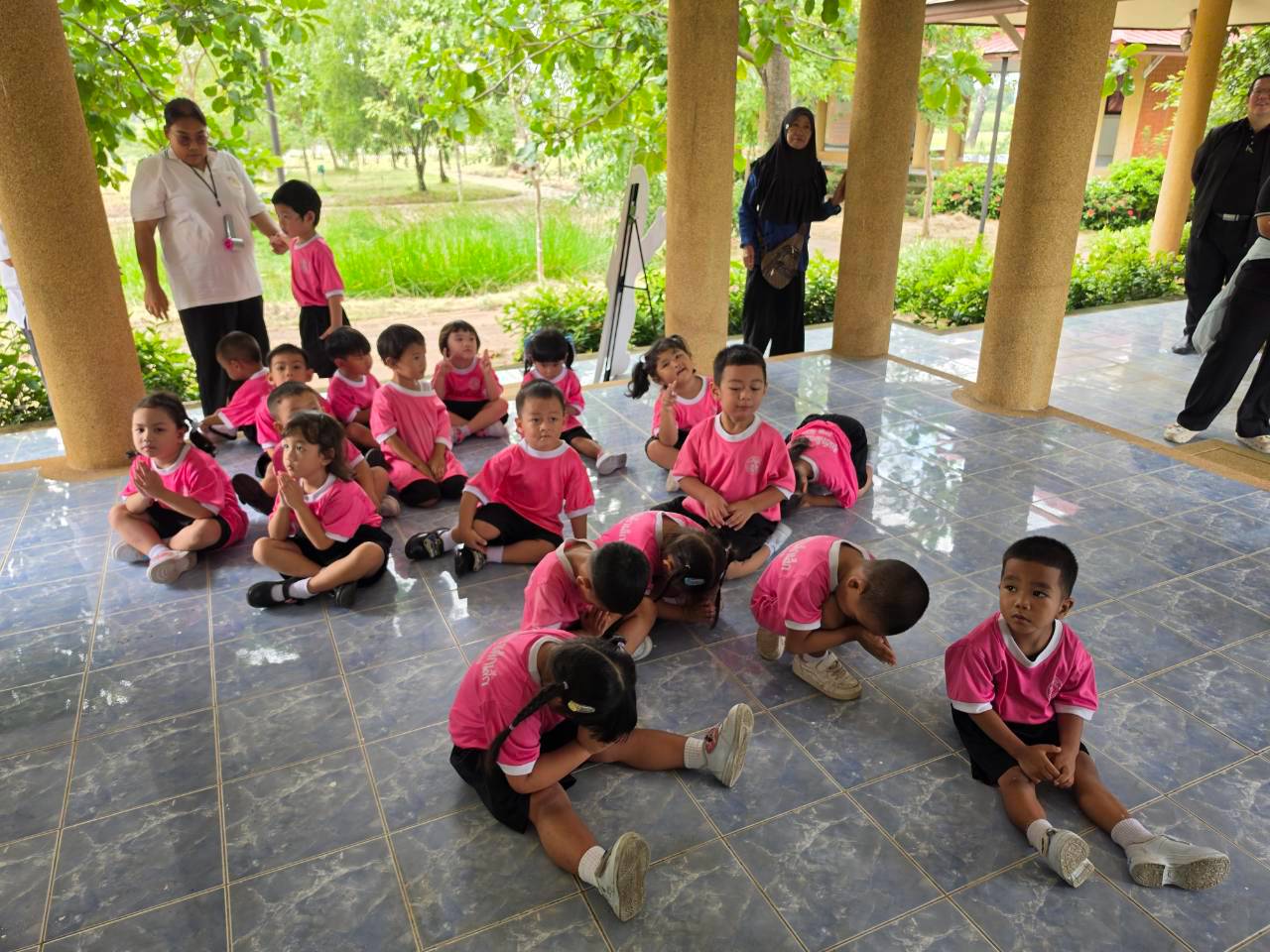 title - ส.ป.ก.พระนครศรีอยุธยา ร่วมต้อนรับคณะครูและนักเรียน จำนวน ๒๕ คน เพื่อเข้าเยี่ยมชม ”แปลงโฉนดที่ดินฉบับแรกของประเทศไทย“ และทำกิจกรรมเพื่อส่งเสริมให้เด็กมีพัฒนาการทางด้านอารมณ์ จิตใจ สังคม และสติปัญญา ณ แปลงโฉนดที่ดินฉบับแรกแห่งประเทศไทย ตำบลวัดยม อำเภอบางปะอิน จังหวัดพระนครศรีอยุธยา